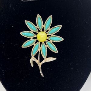 VINTAGE SARAH COVENTRY YELLOW MOON GLOW CABOCHON SILVER TONE FLOWER BROOCH
